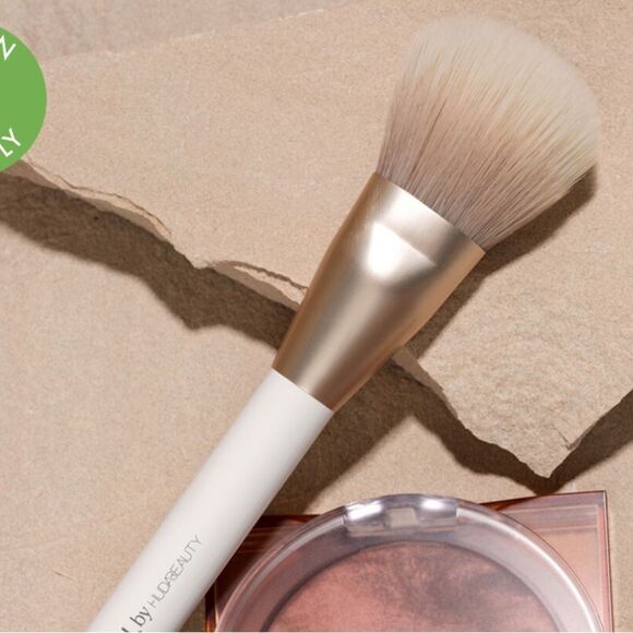 GloWish by Huda Beauty All Over Bronze Brush for use with any powder formula 🪥 - Picture 2 of 5